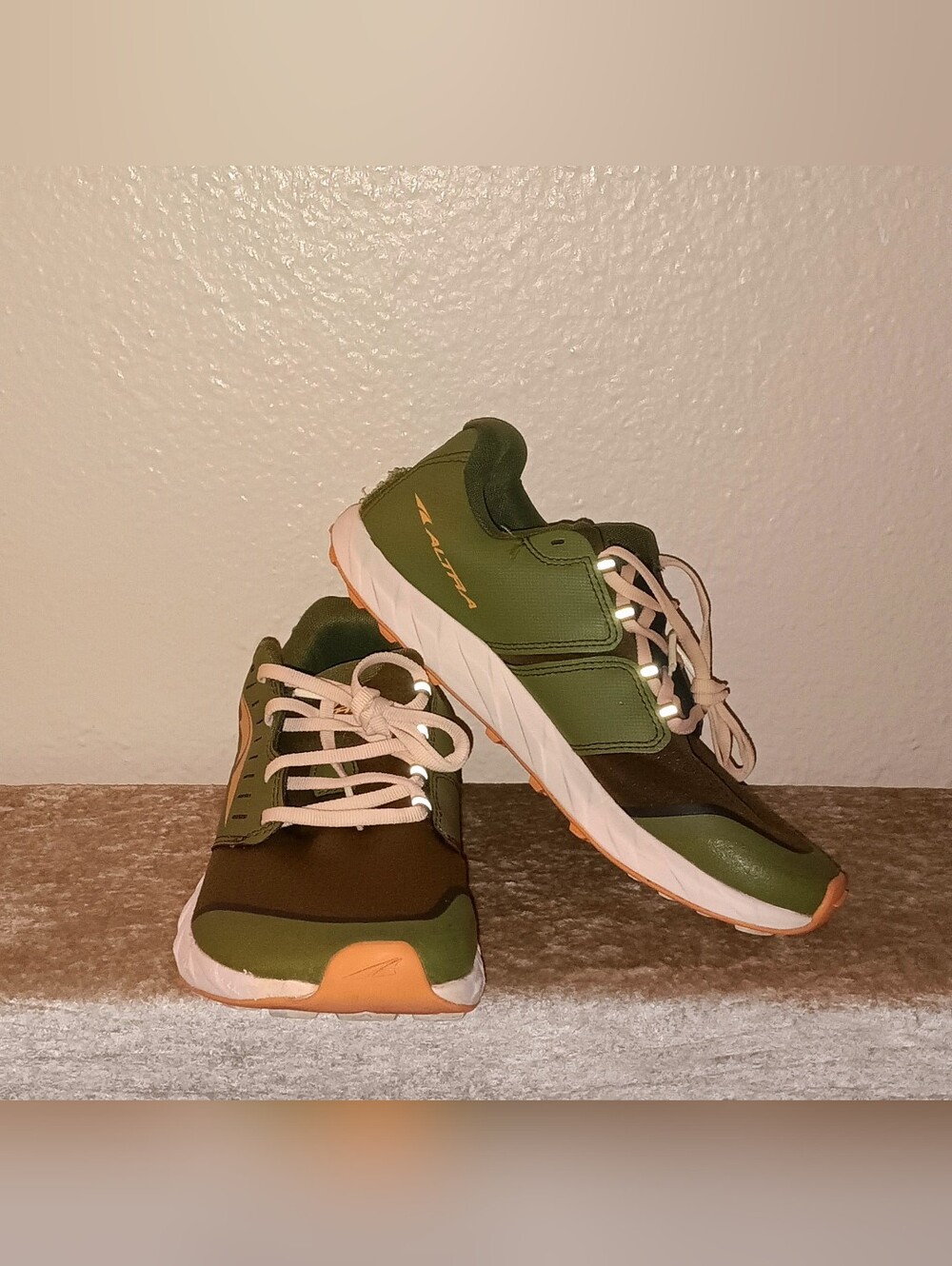 Altra Superior 5 trail running shoes in an Olive colorway. W-Size 9 - Picture 6 of 8
